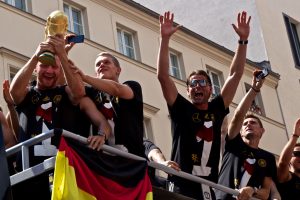 Die_Mannschaft_auf_dem_Weg_zur_Fanmeile,_Berlin_(15.07.2014)_(14474424817)